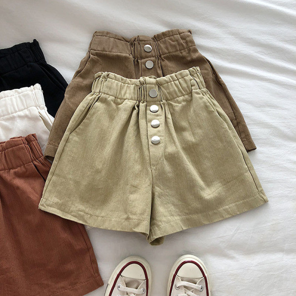 Sieviešu šorti ar elastīgu jostasvietu un pogām