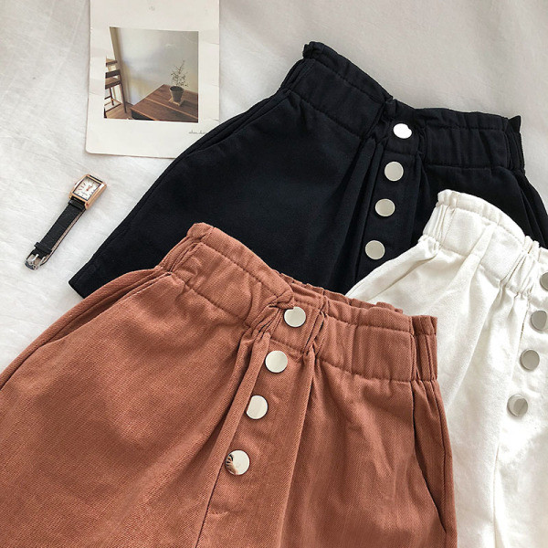 Sieviešu šorti ar elastīgu jostasvietu un pogām