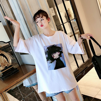 Tricou alb casual și aplicație