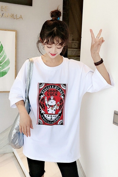 Tricou alb casual și aplicație