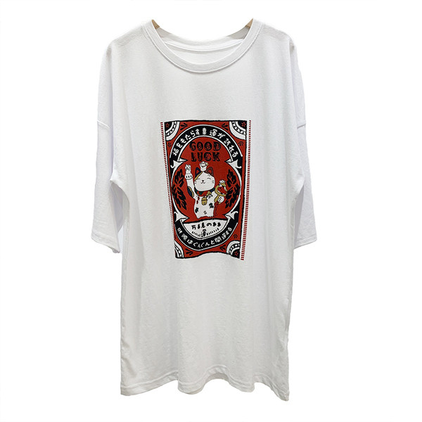 Tricou alb casual și aplicație