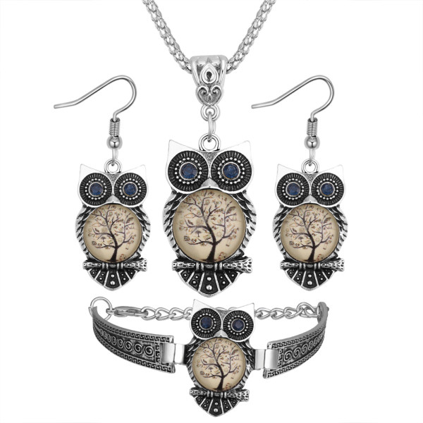 Sieviešu komplekts kaklarota, auskari un rokassprādze ar pūci