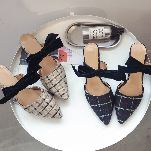 Modernas sieviešu čības ar lentīti - smails modelis