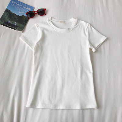 Paprastas moteriškas marškinėlių modelis su apvalia iškirpte