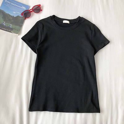 Paprastas moteriškas marškinėlių modelis su apvalia iškirpte