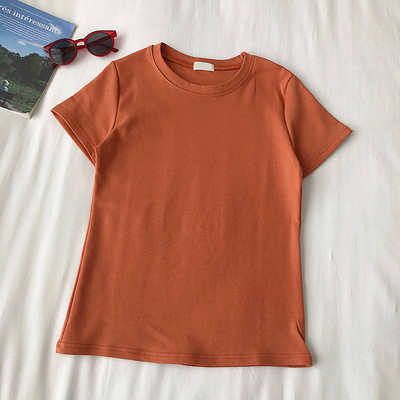 Paprastas moteriškas marškinėlių modelis su apvalia iškirpte