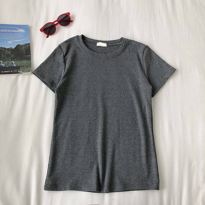 Paprastas moteriškas marškinėlių modelis su apvalia iškirpte