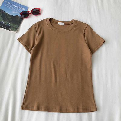 Paprastas moteriškas marškinėlių modelis su apvalia iškirpte