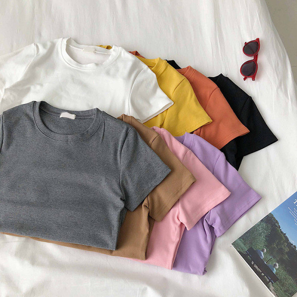 Paprastas moteriškas marškinėlių modelis su apvalia iškirpte