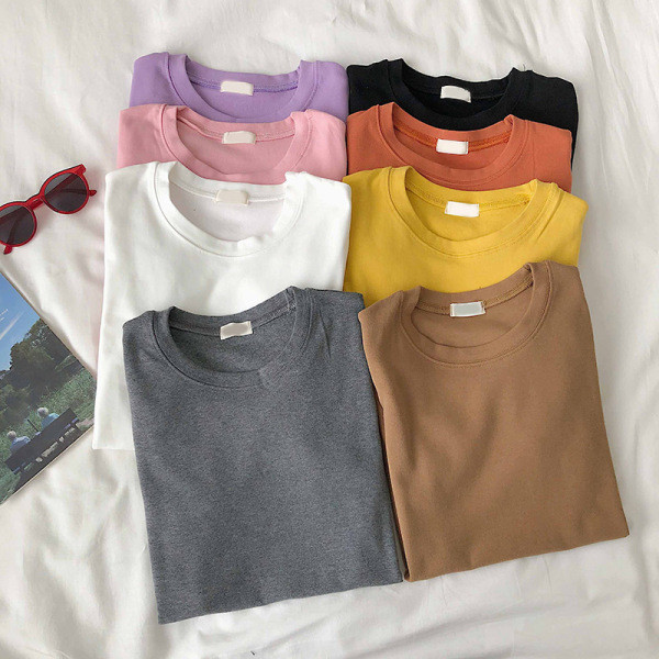 Paprastas moteriškas marškinėlių modelis su apvalia iškirpte