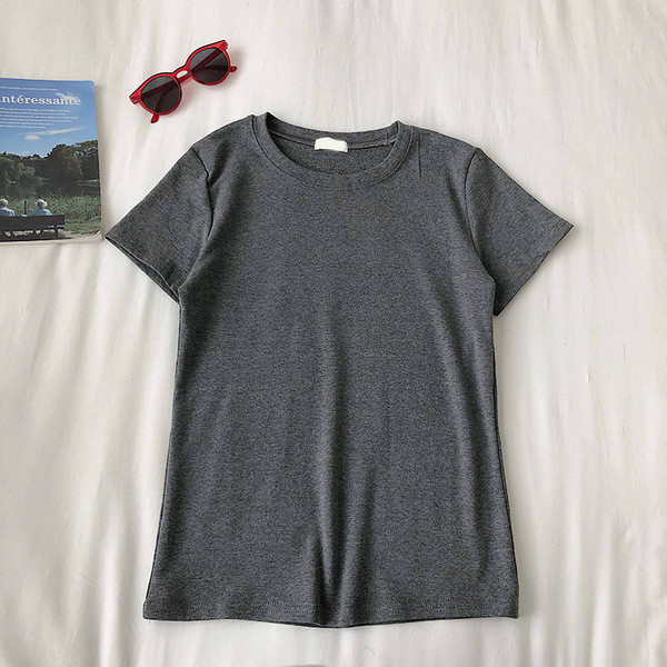 Paprastas moteriškas marškinėlių modelis su apvalia iškirpte