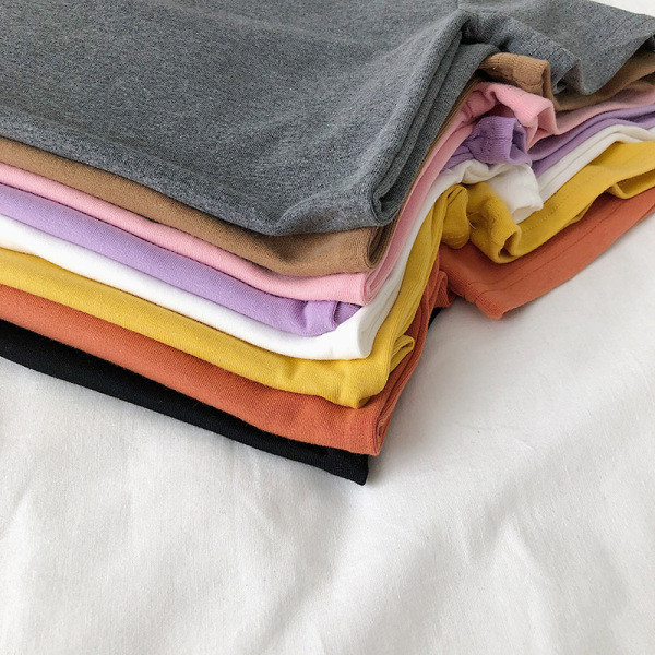 Paprastas moteriškas marškinėlių modelis su apvalia iškirpte