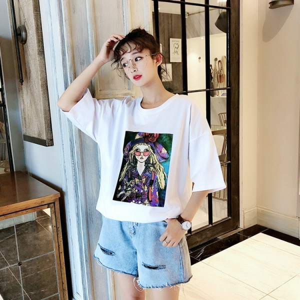 Nyári női póló rátéttel és rövid ujjal