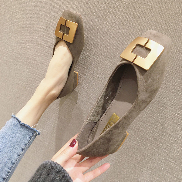 Moteriški laisvalaikio batai iš eko zomšos su metaliniu elementu