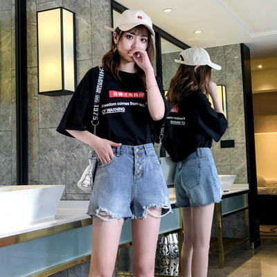 Lezser női rövid farmernadrág szakadt motívumokkal és gombokkal