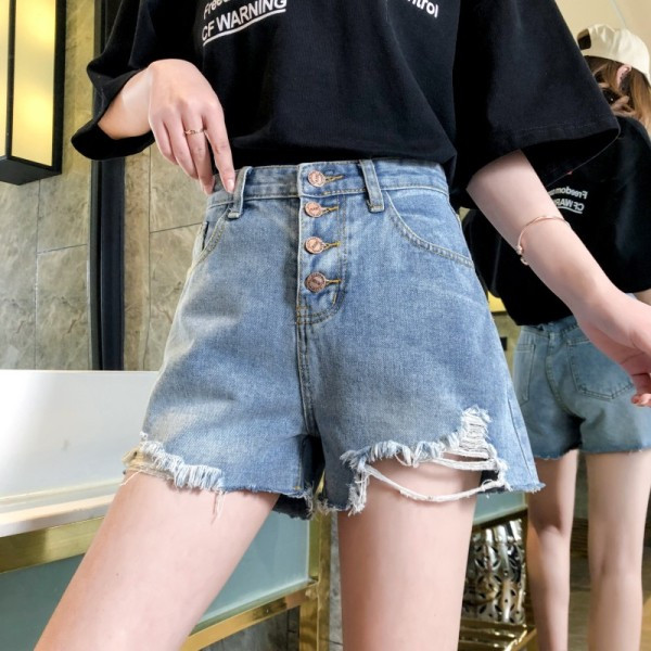 Lezser női rövid farmernadrág szakadt motívumokkal és gombokkal