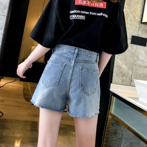 Lezser női rövid farmernadrág szakadt motívumokkal és gombokkal