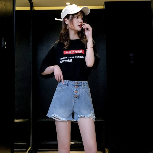 Lezser női rövid farmernadrág szakadt motívumokkal és gombokkal