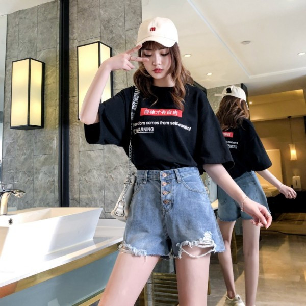 Lezser női rövid farmernadrág szakadt motívumokkal és gombokkal