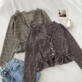 Cămașă modernă de damă cu bucle și decolteu spitz