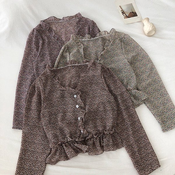 Cămașă modernă de damă cu bucle și decolteu spitz