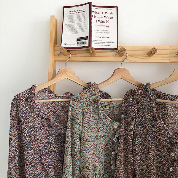 Cămașă modernă de damă cu bucle și decolteu spitz