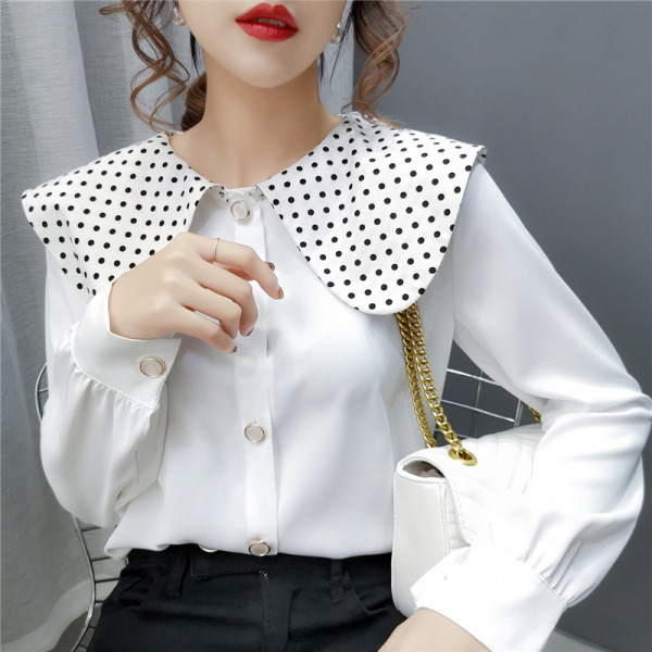 Naujo modelio moteriški marškiniai su ovalia iškirpte su taškeliais