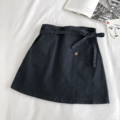 Alkalmi női szoknya gombokkal és nyakkendőkkel