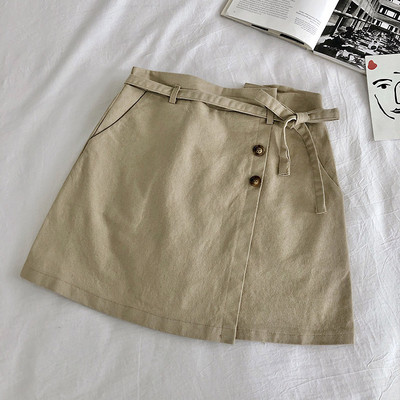 Alkalmi női szoknya gombokkal és nyakkendőkkel