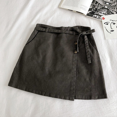 Alkalmi női szoknya gombokkal és nyakkendőkkel