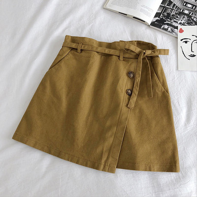 Alkalmi női szoknya gombokkal és nyakkendőkkel