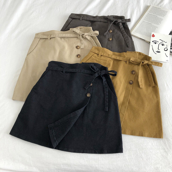 Alkalmi női szoknya gombokkal és nyakkendőkkel