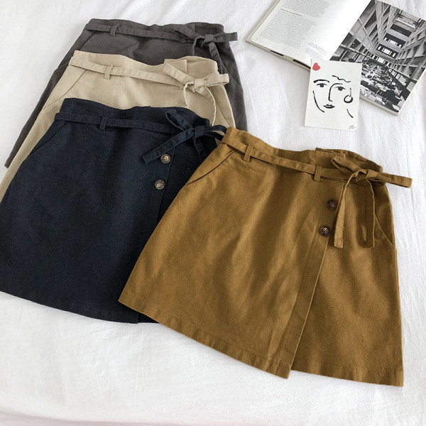 Alkalmi női szoknya gombokkal és nyakkendőkkel