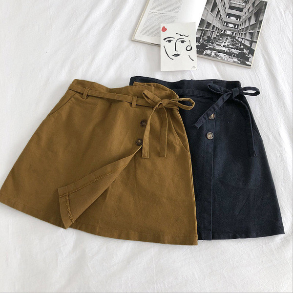 Alkalmi női szoknya gombokkal és nyakkendőkkel