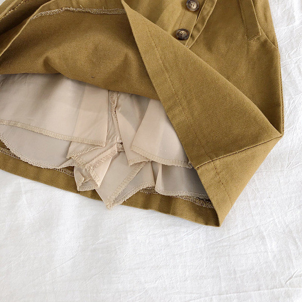 Alkalmi női szoknya gombokkal és nyakkendőkkel