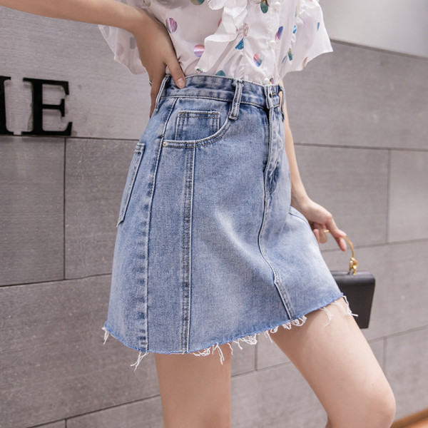 Laisvas moteriškas sijonas su kišenėmis ir suplėšytais elementais