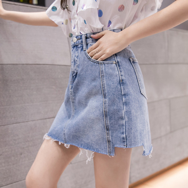 Laisvas moteriškas sijonas su kišenėmis ir suplėšytais elementais