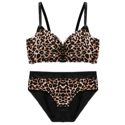 Intīma apakšveļa divās daļās - krūšturis un bikini ar dažādiem rakstiem