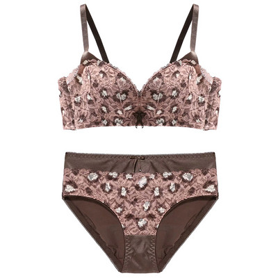 Intīma apakšveļa divās daļās - krūšturis un bikini ar dažādiem rakstiem