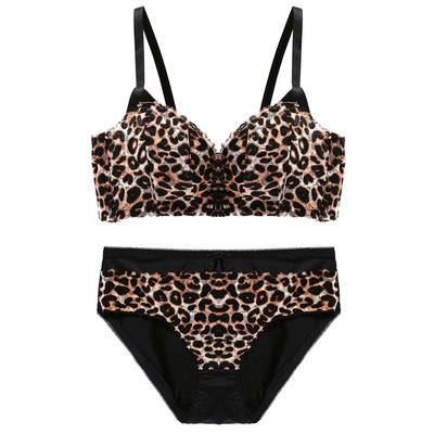 Intīma apakšveļa divās daļās - krūšturis un bikini ar dažādiem rakstiem