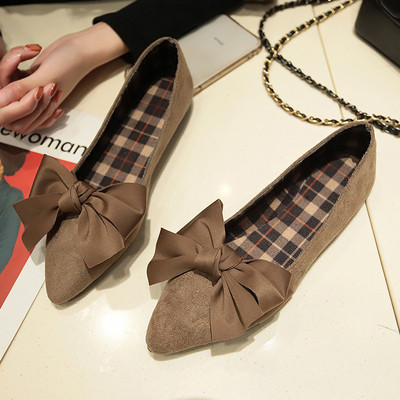 Modern női cipő lapos talppal és szalaggal