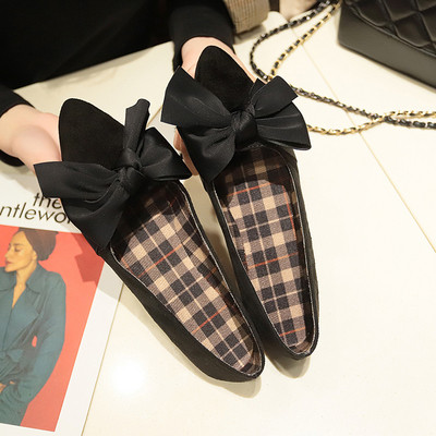 Modern női cipő lapos talppal és szalaggal