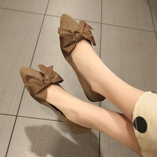 Modern női cipő lapos talppal és szalaggal