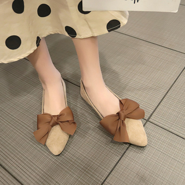 Modern női cipő lapos talppal és szalaggal