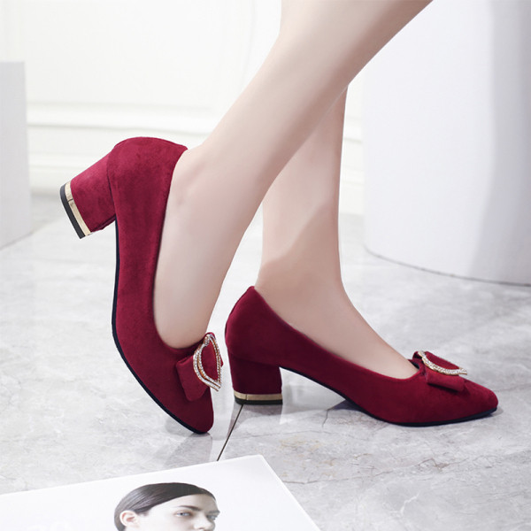 Modern női cipő csatos hegyes modellel - öko bőrből