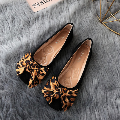 Aktuális női cipő szalaggal és lapos talppal