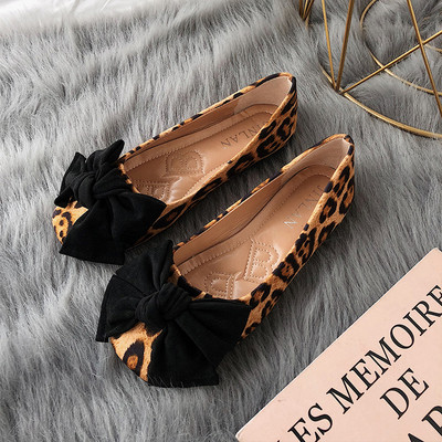 Aktuális női cipő szalaggal és lapos talppal