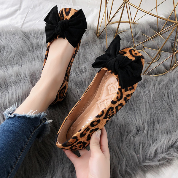 Aktuális női cipő szalaggal és lapos talppal