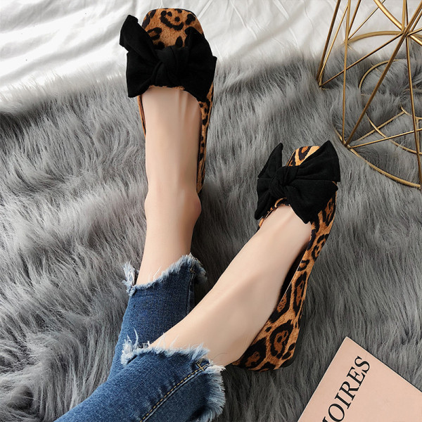 Aktuális női cipő szalaggal és lapos talppal