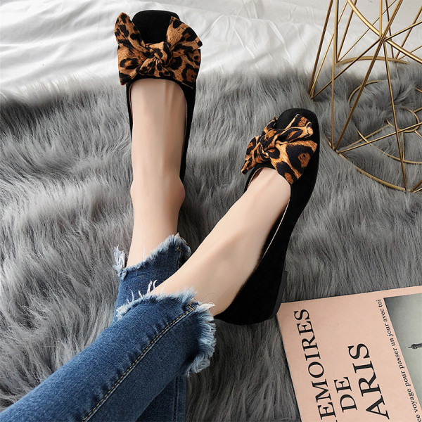 Aktuális női cipő szalaggal és lapos talppal